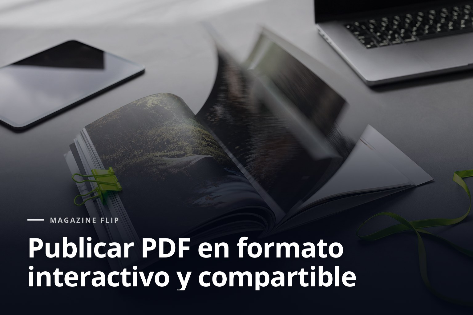 Revista abierta sobre mesa para publicar PDF en formato interactivo, con portátil y tablet