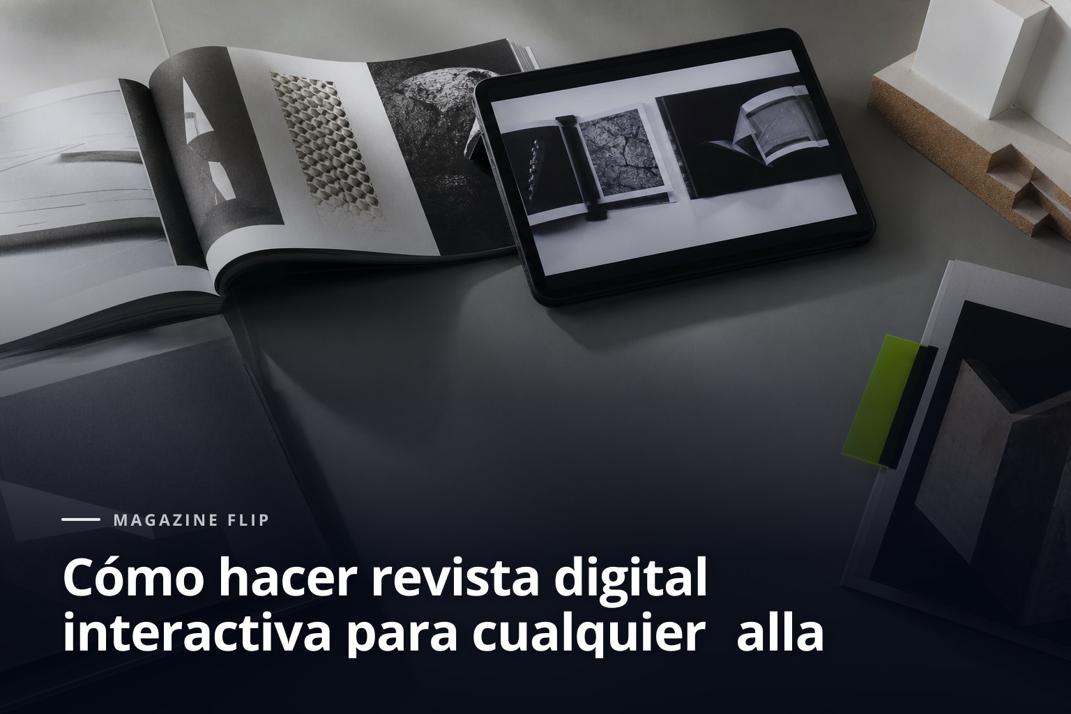 Maquetas y tablet para hacer revista digital interactiva sobre una mesa editorial.