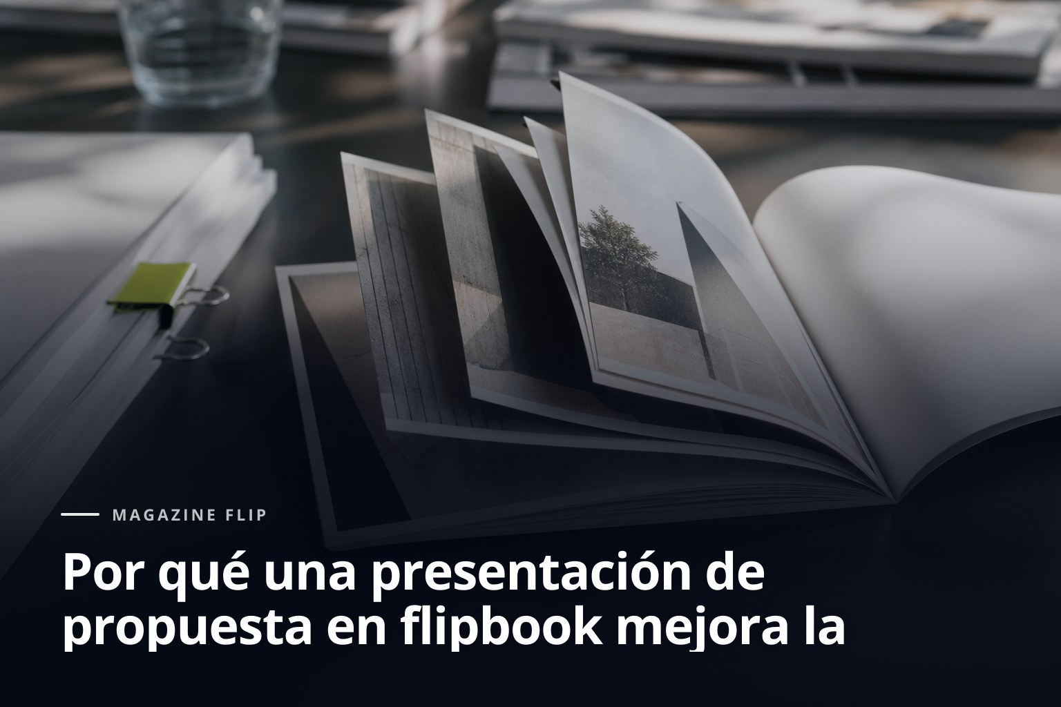 Flipbook abierto en una presentación de propuesta en flipbook sobre mesa editorial con papeles y detalle verde ácido