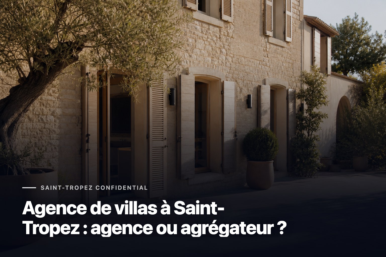 Façade en pierre d’une agence de villas à Saint-Tropez avec cour méditerranéenne