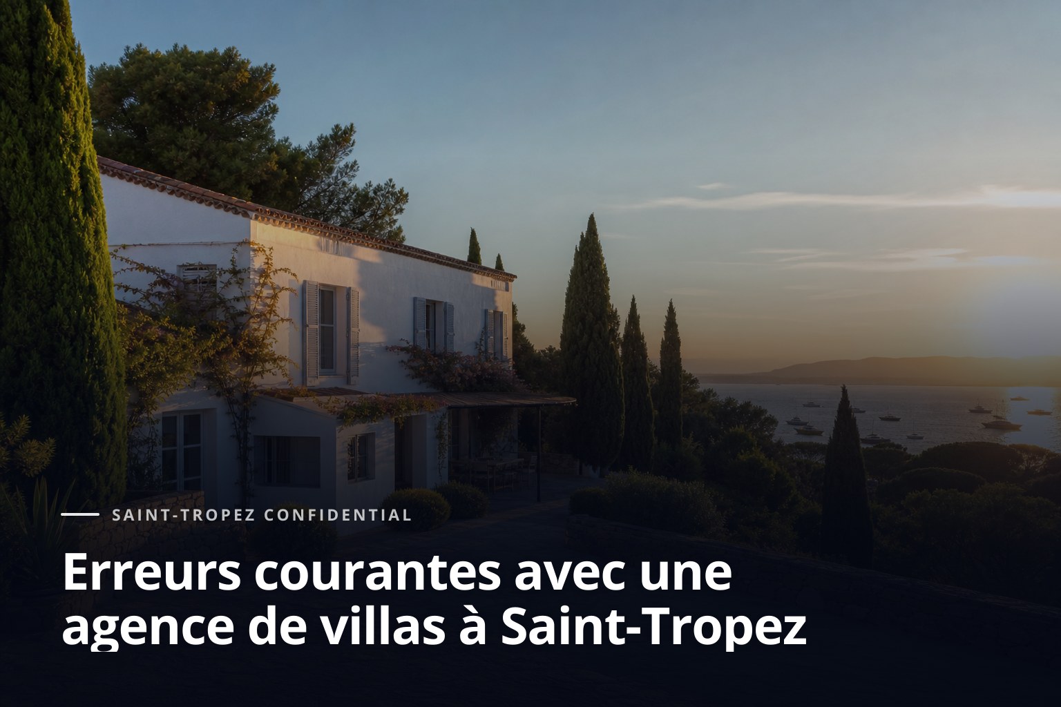 Agence de villas à Saint-Tropez : villa avec terrasse, cyprès et mer au coucher du soleil