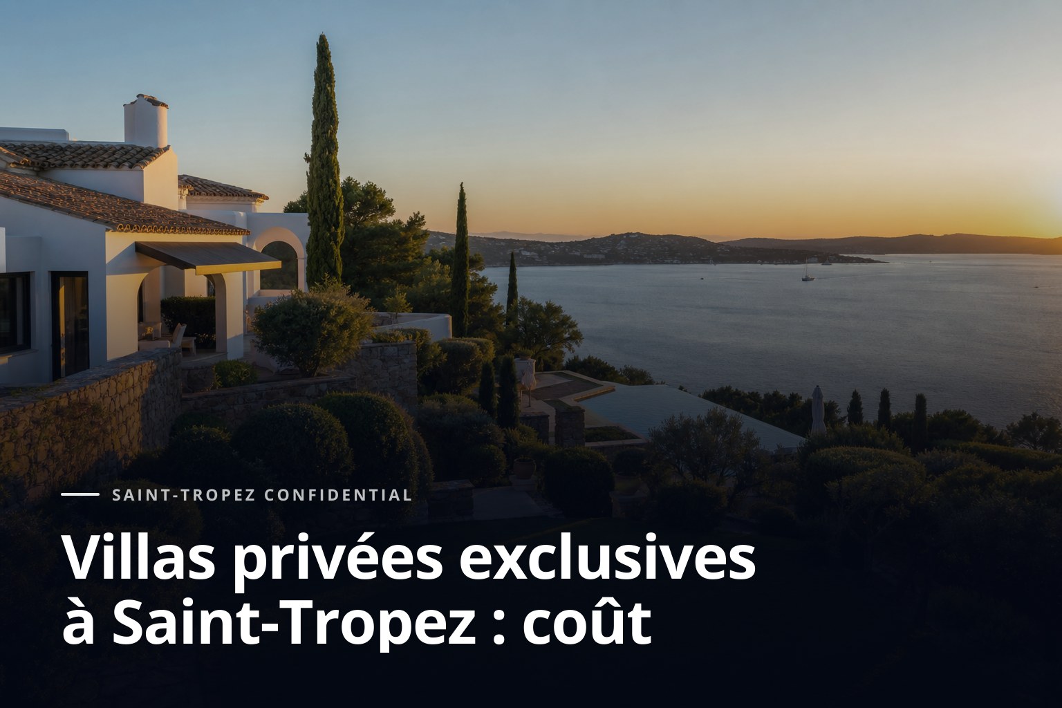 Villa privée à Saint-Tropez, blanche sur colline avec terrasse à débordement et vue mer au coucher du soleil