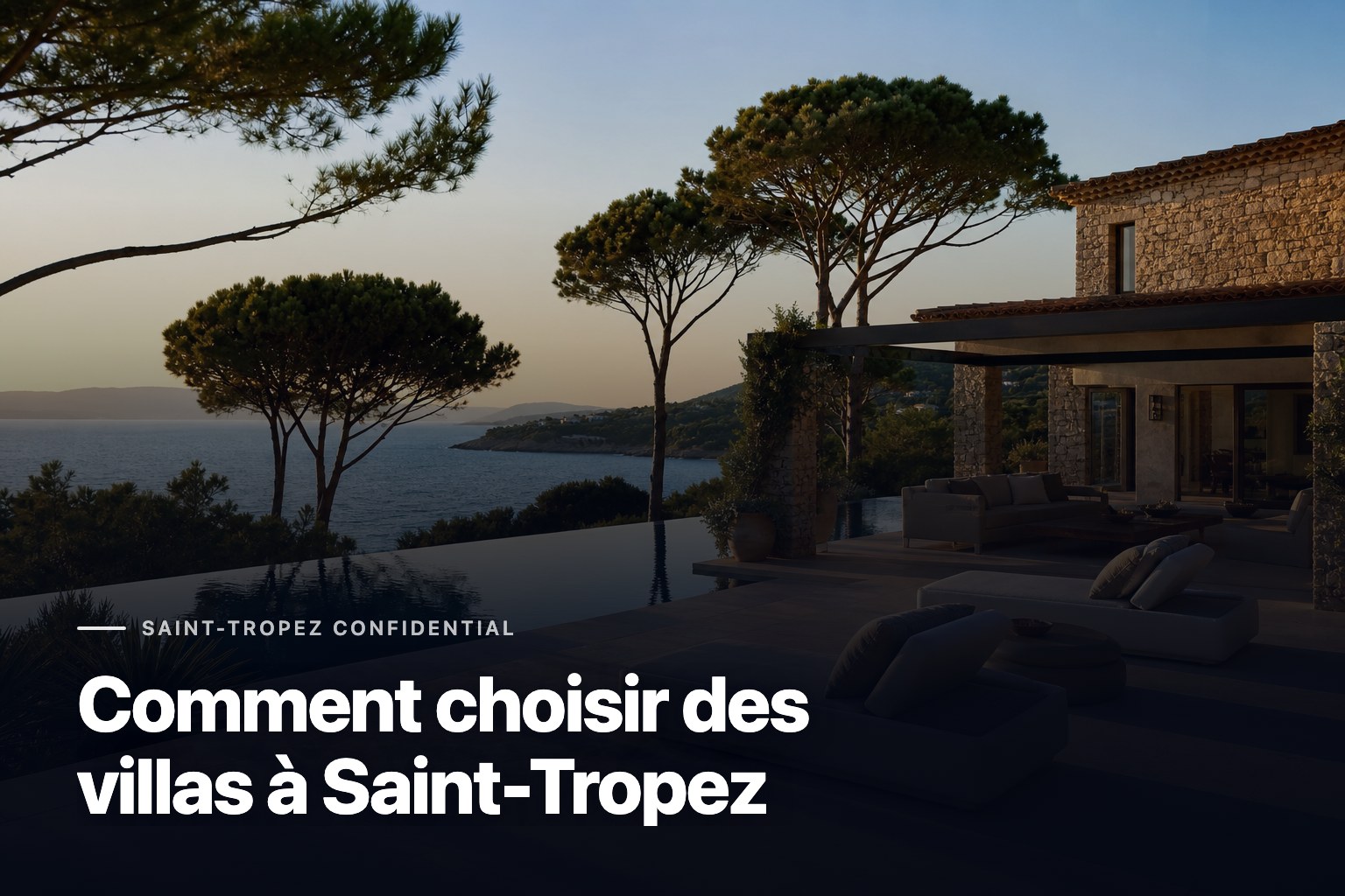 Villas à Saint-Tropez surplombant une terrasse méditerranéenne ensoleillée et une piscine à débordement au bord de mer